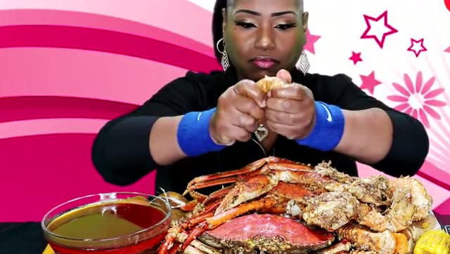美国黑人吃货大妈:吃一大盘海鲜跟帝王蟹腿,用手撕着吃也真够生猛