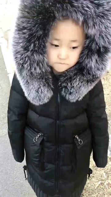 何依诺和爸爸撒娇,一脸伤心的样子,惹人疼爱!