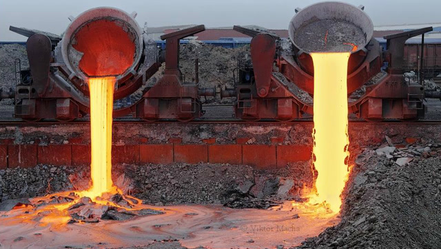 炼钢厂清理通红的钢渣,倒钢渣的地方寸草不生