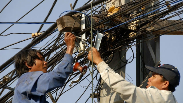 印度电工艺高人,徒手接电线,胆子也太大了,真刺激!