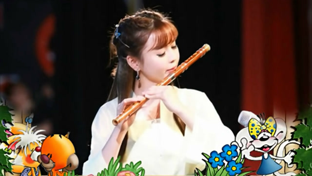 美女董敏笛子演奏《荷塘月色》静谧好听 姿势到位