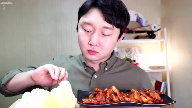 韩国吃货帅哥prumir,吃红烧肉,这猪肉也太肥了吧