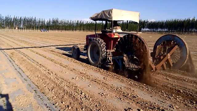 农民拖拉机改装无敌封土机,棉花盖棉被,每亩增产100斤?