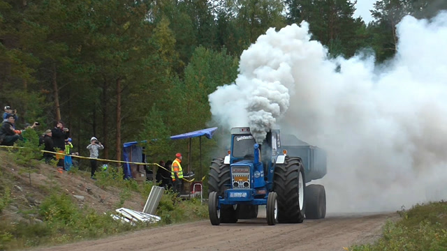 拖拉机拉力比赛现场,用力过猛直接爆缸,这排量太霸气了