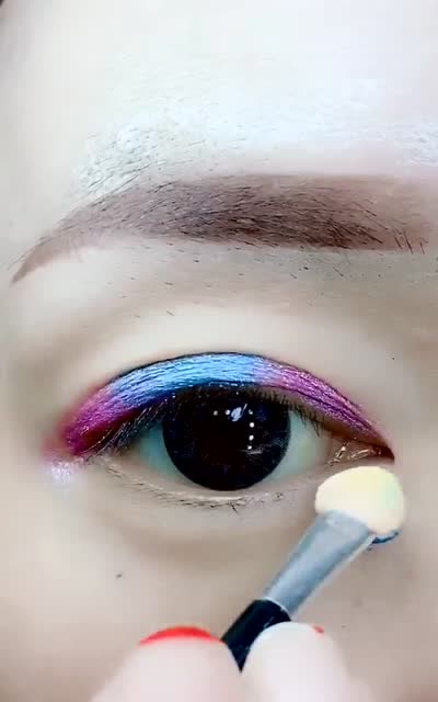 非常适合舞台妆的眼影搭配,紫色和蓝色的搭配,漂亮又亮眼