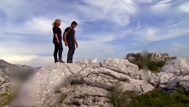 迈克夫妇荒野求生,找到野生豆莓果,二话不说兜着走