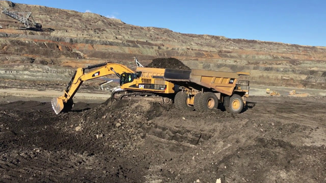 挖掘机挖土装车,大挖机干活真霸气