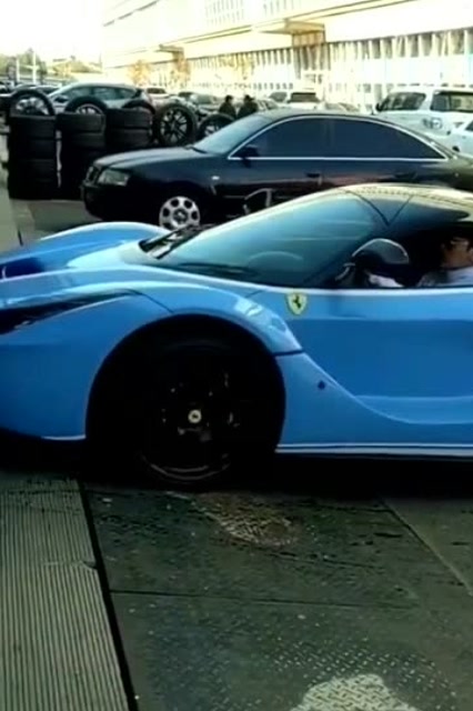 偶遇贾乃亮,开着蓝色法拉利,太酷了