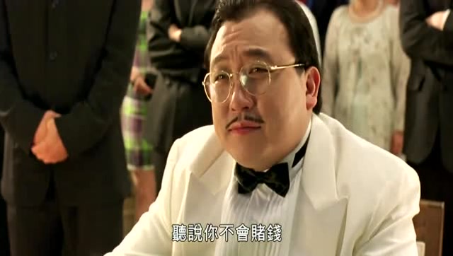 《千王之王2000》赌台上的钱左右两堆,这估计得有5亿,看着真是刺激