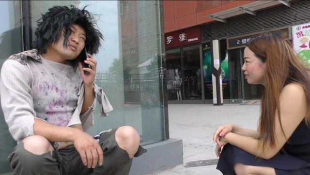 乞丐装扮成残疾人骗钱,结果接了一个电话看呆过路人