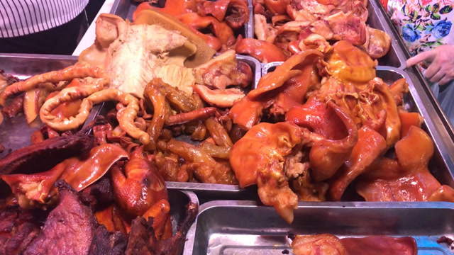 实拍大姐摆摊卖卤肉,每天生意火爆看着流口水,顾客路过都要买来吃