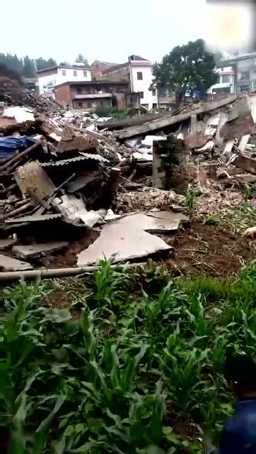 云南宣威下雨导致山体滑坡 房屋倒塌