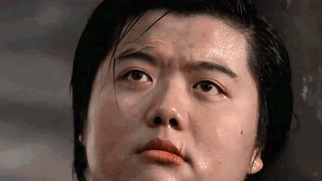 功夫:胖哥在街头看被打废的红绿灯,上面的掌印有故事!