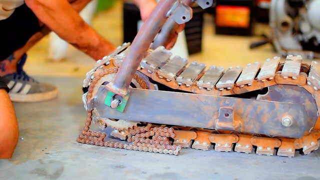 牛人上次打造的履带越野车缺点较多,今天重新改造一下,霸气十足