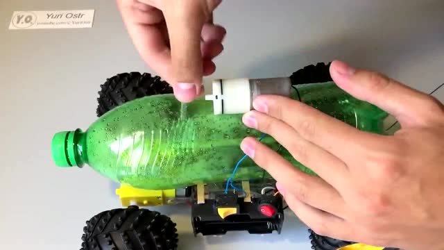 牛人用瓶子制作了个玩具洒水车小朋友想要吗