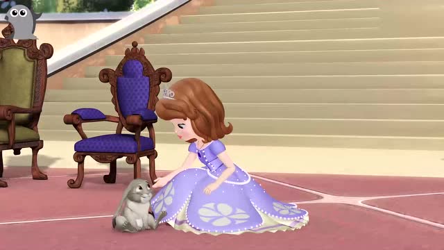 小公主苏菲亚:苏菲亚小公主蹲下来,和这个小兔子说话呢.