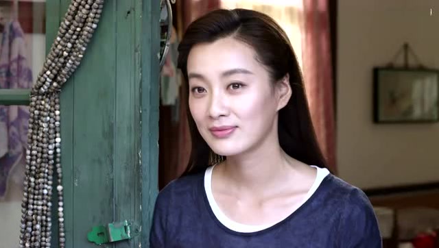 李大雅高高兴兴地收了朵朵送的礼物,关系处的特别融洽