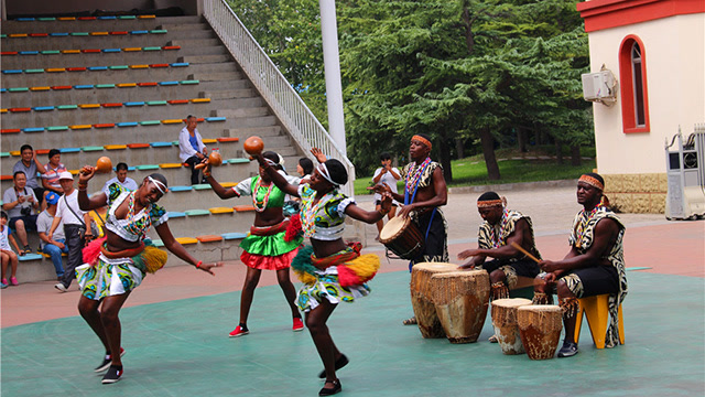 非洲舞王的"烫脚舞" 双腿难道是装了马达?