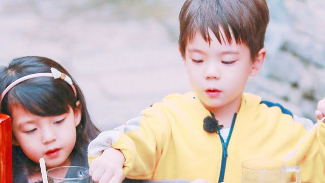 嗯哼抛弃爸爸要和小泡芙"独自玩耍",嗯哼终得泡芙爱的抱抱!