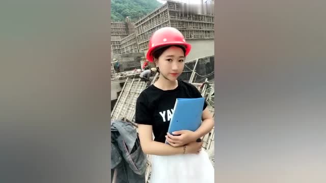 每次包工头女儿来视察工地,大家都跟打了鸡血一样