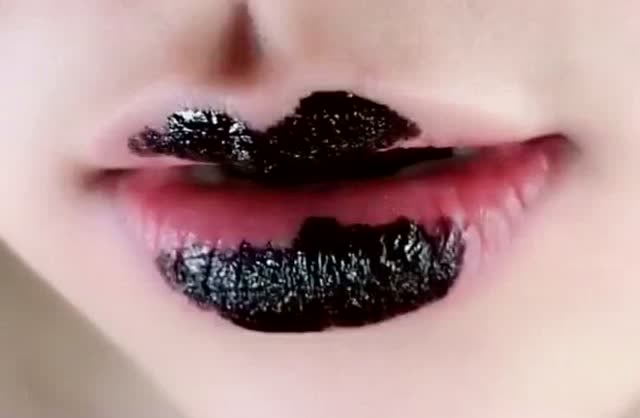 原本美美哒的嘴唇被妹子用黑色唇釉一涂,简直辣眼睛!