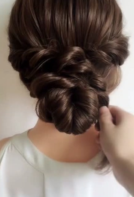 一款非常有气质的低马尾盘发安利给你,甜美优雅,女人味十足!