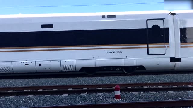 先睹为快,实拍新型17节车厢超长编组复兴号