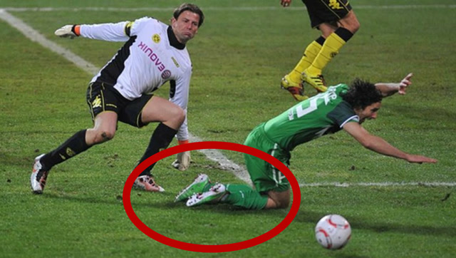 足球场上令人不齿的假摔,球技再高没有球品照样得不到球迷喜欢