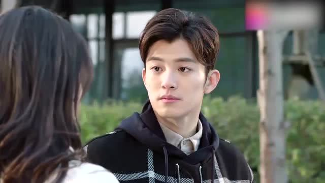 凌凌七被路宝妮派去打探莫南喜欢的人到底是谁,最后却出卖路宝妮