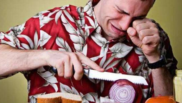 每次切洋葱都会辣眼睛?菜刀上做个小手脚,再也不辣眼睛,简单实用