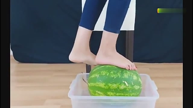 一个西瓜能承受多少斤的重量,妹子一脚踩爆西瓜!