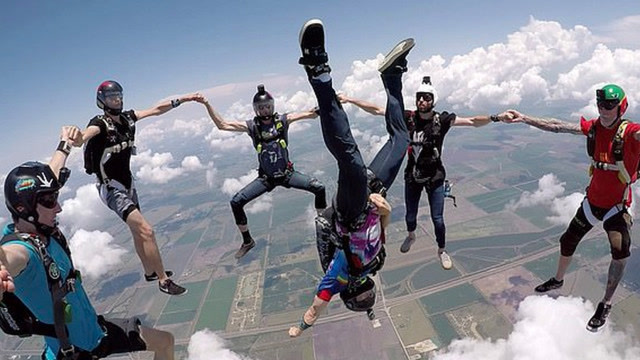 极限挑战!特技跳伞运动员空中花式表演 令人钦佩