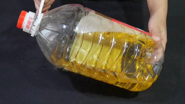 不要提着油桶倒油了,教你在家自制油壶,比买来的还要好用