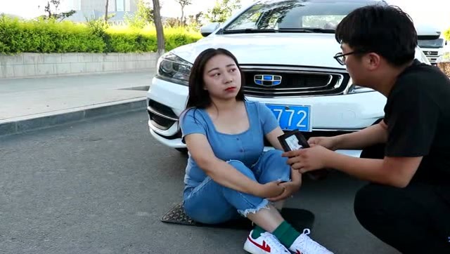 美女路边碰瓷,没想到车主是自己的老公!
