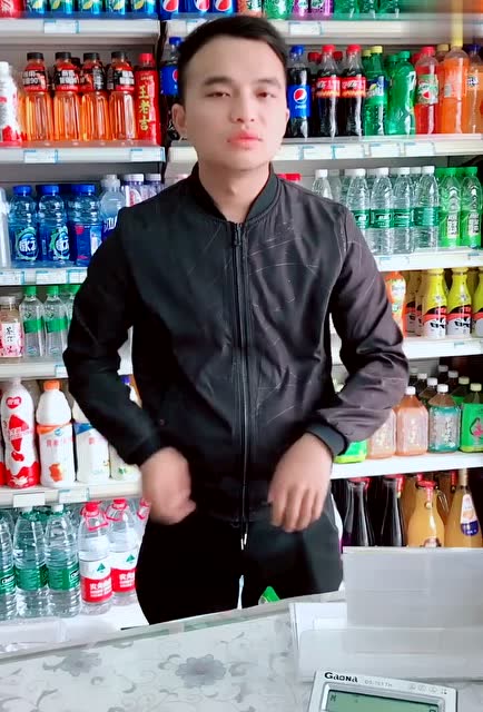 小超市老板的日常:我想买西瓜霜,你给我西瓜干嘛?