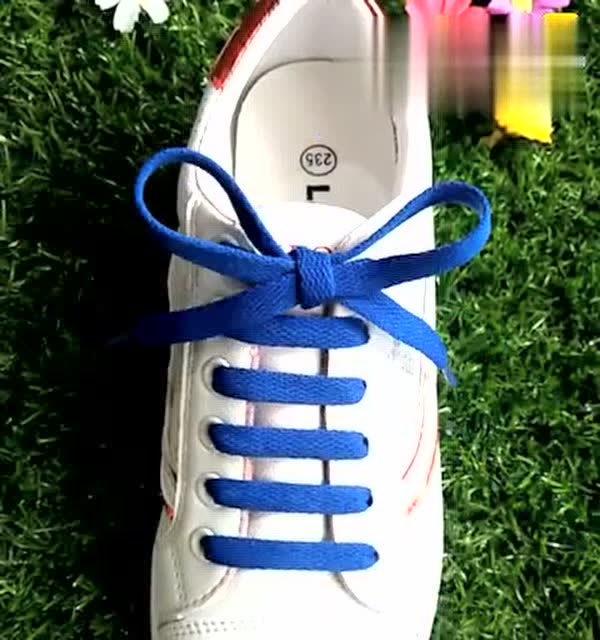 系鞋带的花样百出,这是一款超级简单一字蝴蝶结,手残党一看就会