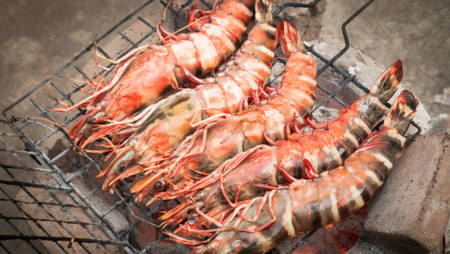 泰国美食"巨型虎虾"比成年男子的小手臂还长,不愧是海鲜烧烤秀!