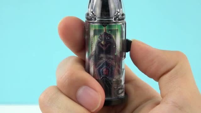 赛文奥特曼被怪兽打败了,只能用奥特胶囊升华变身了