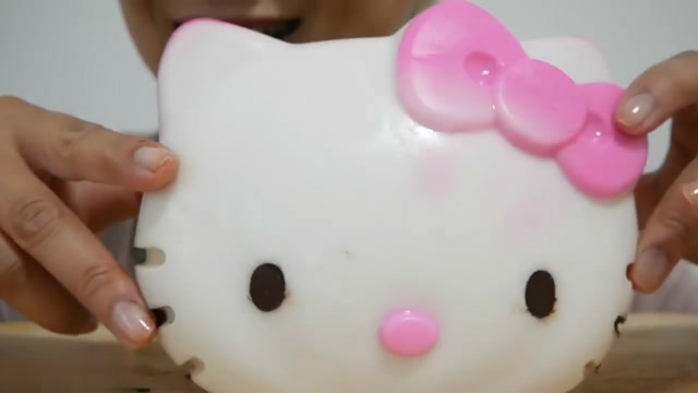 可爱的猫头果冻,又大又好吃,美女吃的美滋滋,真馋人