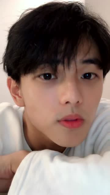 小哥哥起床后做了这样的事,还露出了小虎牙,也太帅了!