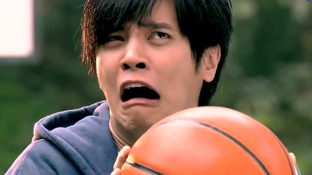 篮球火:w让小猪投球给她看,没想到小猪这么搞笑,还自带解说!