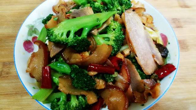 "腊肉炒西兰花"一道很下饭的家常菜,美味腊味十足,做法简单