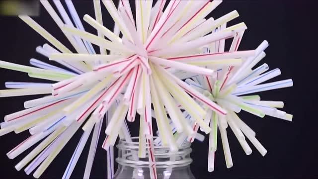 妹子展示吸管的几个新玩法,太有创意了,看看她是怎么制作的