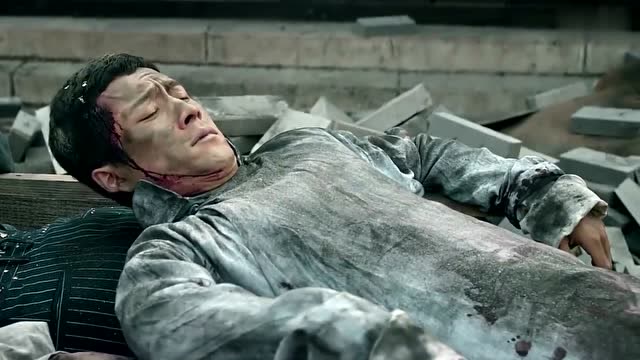 无心炸断双腿却还活着,男子以为诈尸了,慌忙离开