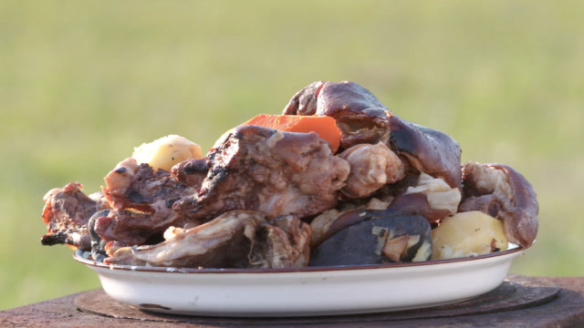 《风味人间》内蒙人用石头烤羊肉,吃起来最过瘾!
