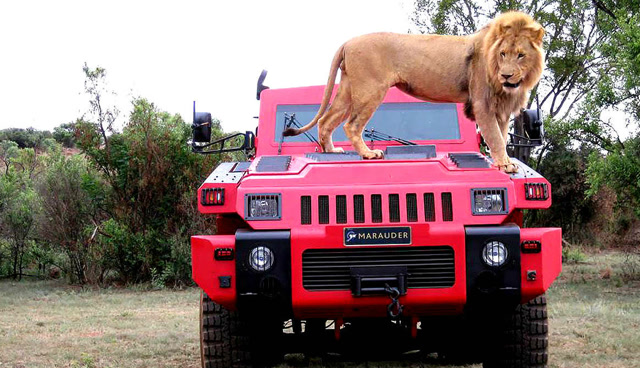这款越野车中的巨无霸自重高达15吨堪称马路行走的装甲车
