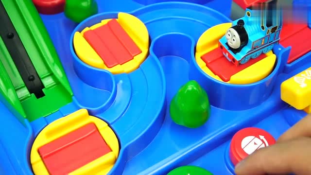 《玩乐三分钟》被大台阶拦住的玩具小佩奇 如何脱险呢