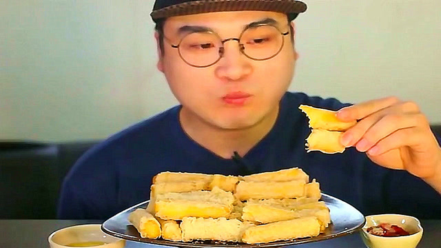 大胃王胖哥吃超粗的炸薯条,酥的掉渣特别香嫩,沾番茄酱更美味