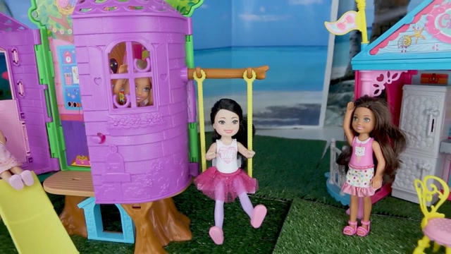 芭比娃娃玩具:小女孩们游乐园玩耍荡秋千滑滑梯看彩灯猫头鹰