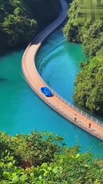 汽车从浮桥上驶过之后,这画面太美了!看起来好舒服!